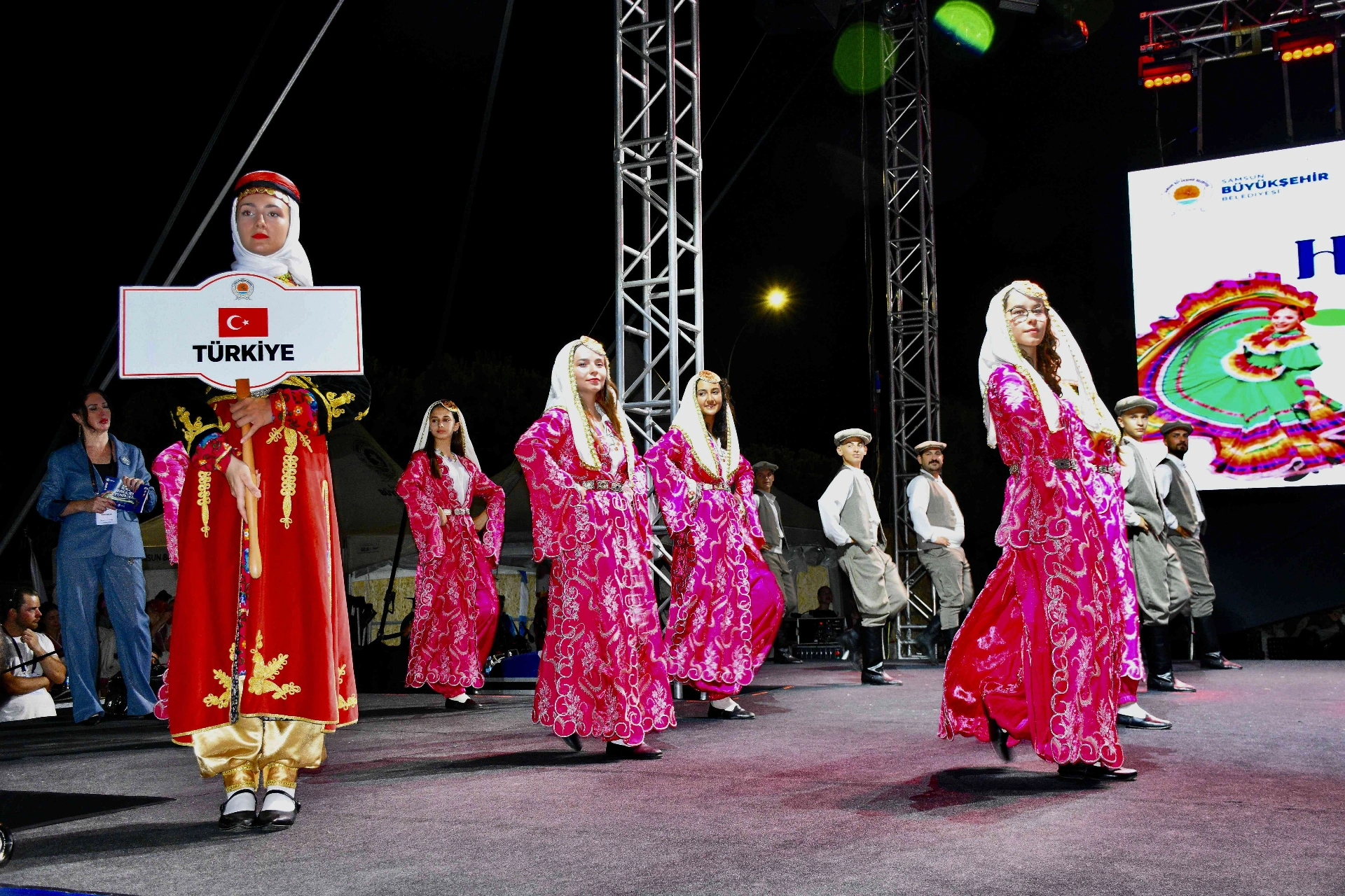 Samsun Büyükşehir Belediyesi tarafından düzenlenen 35. Uluslararası Halk Oyunları Festivali,