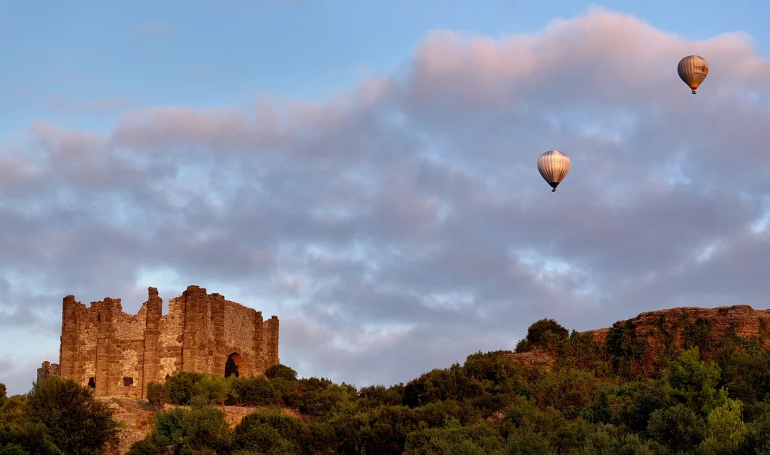 Antalya’da Balon Turları Başladı: Gökyüzünden Tarihi Keşif Antalya’da hayata geçen sıcak hava balon turları, yerli ve yabancı