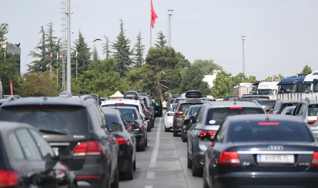 Gurbetçilerin Dönüş Yolculuğu Hüzünle Sürüyor Yaz tatilini memleketlerinde geçiren gurbetçiler, yurtdışına dönüş yolunda hüzünlü anlar