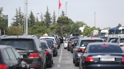 Yaz tatilini memleketlerinde geçiren gurbetçiler, yurtdışına dönüş yolunda hüzünlü anlar