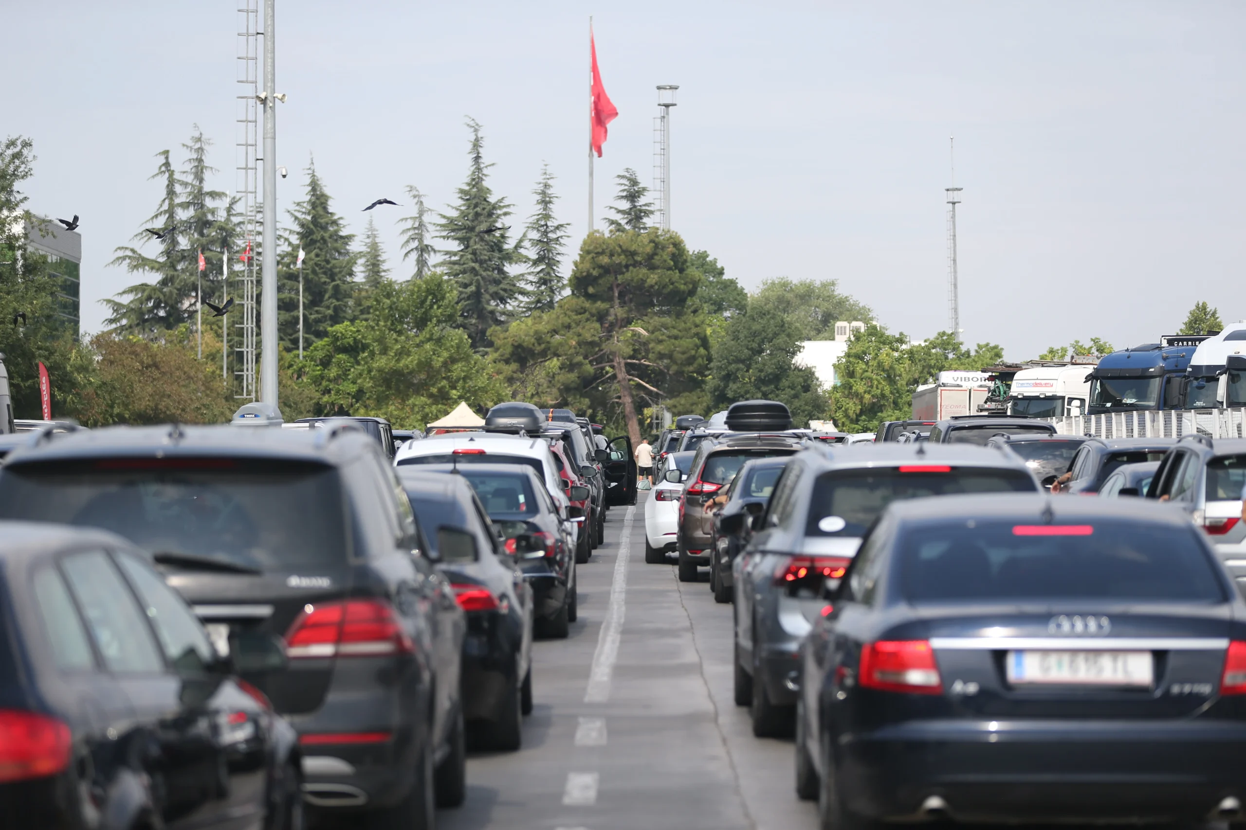 Yaz tatilini memleketlerinde geçiren gurbetçiler, yurtdışına dönüş yolunda hüzünlü anlar