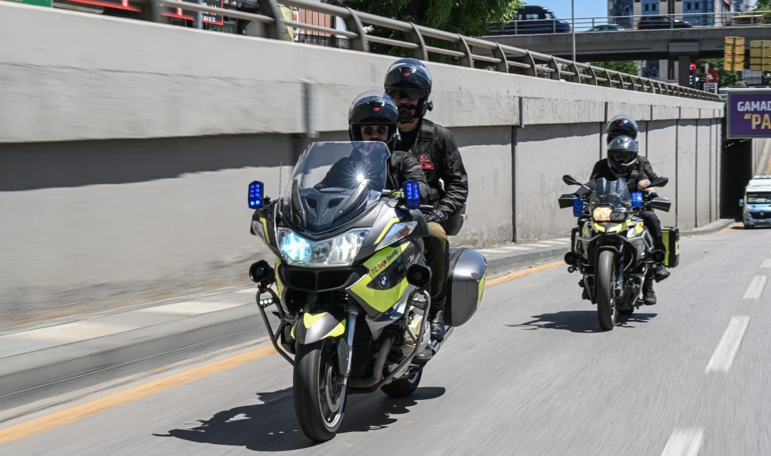 Yoğun trafik ve dar alanlarda hızla hareket eden motosiklet ambulans