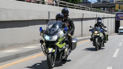 Yoğun trafik ve dar alanlarda hızla hareket eden motosiklet ambulans