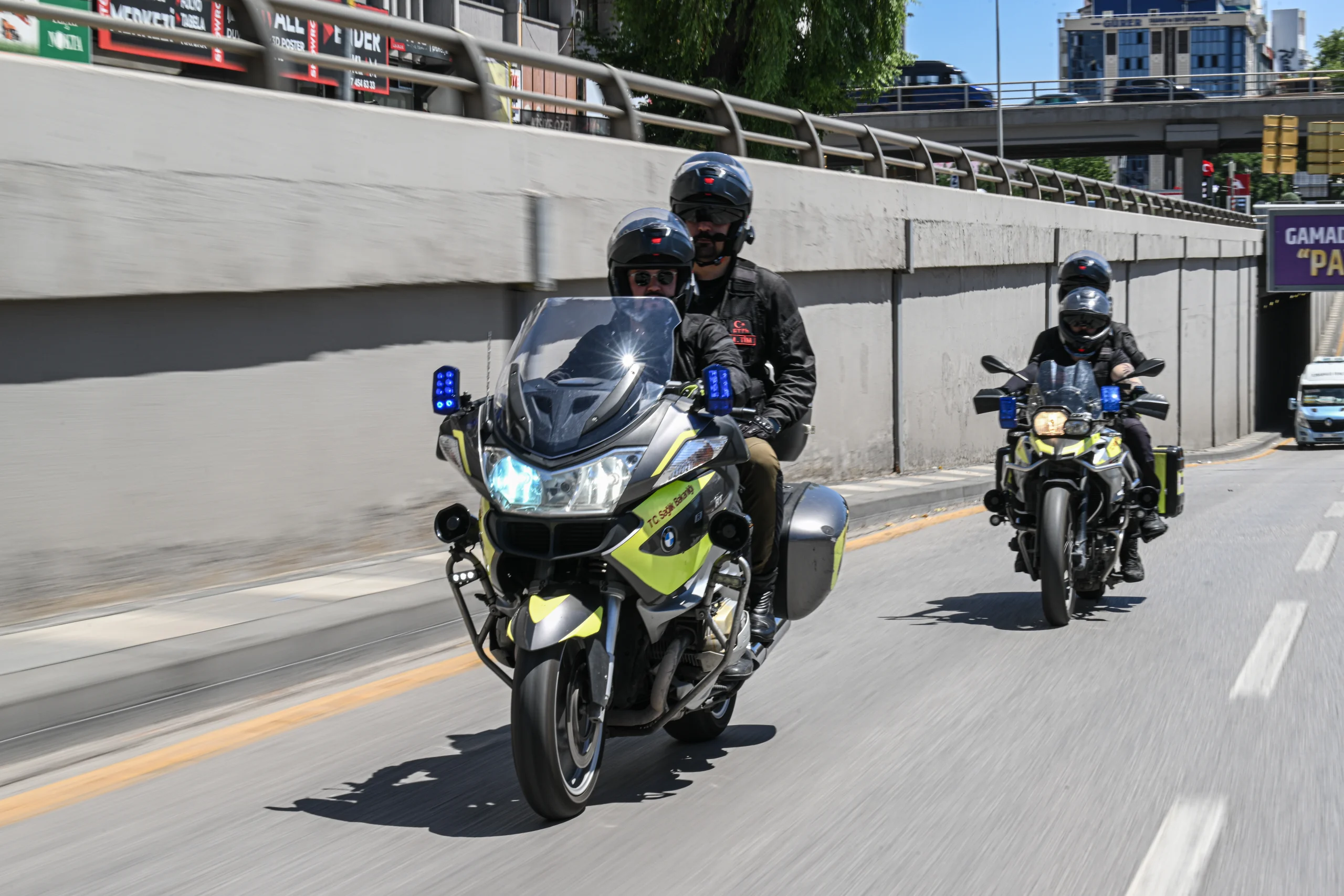 Yoğun trafik ve dar alanlarda hızla hareket eden motosiklet ambulans