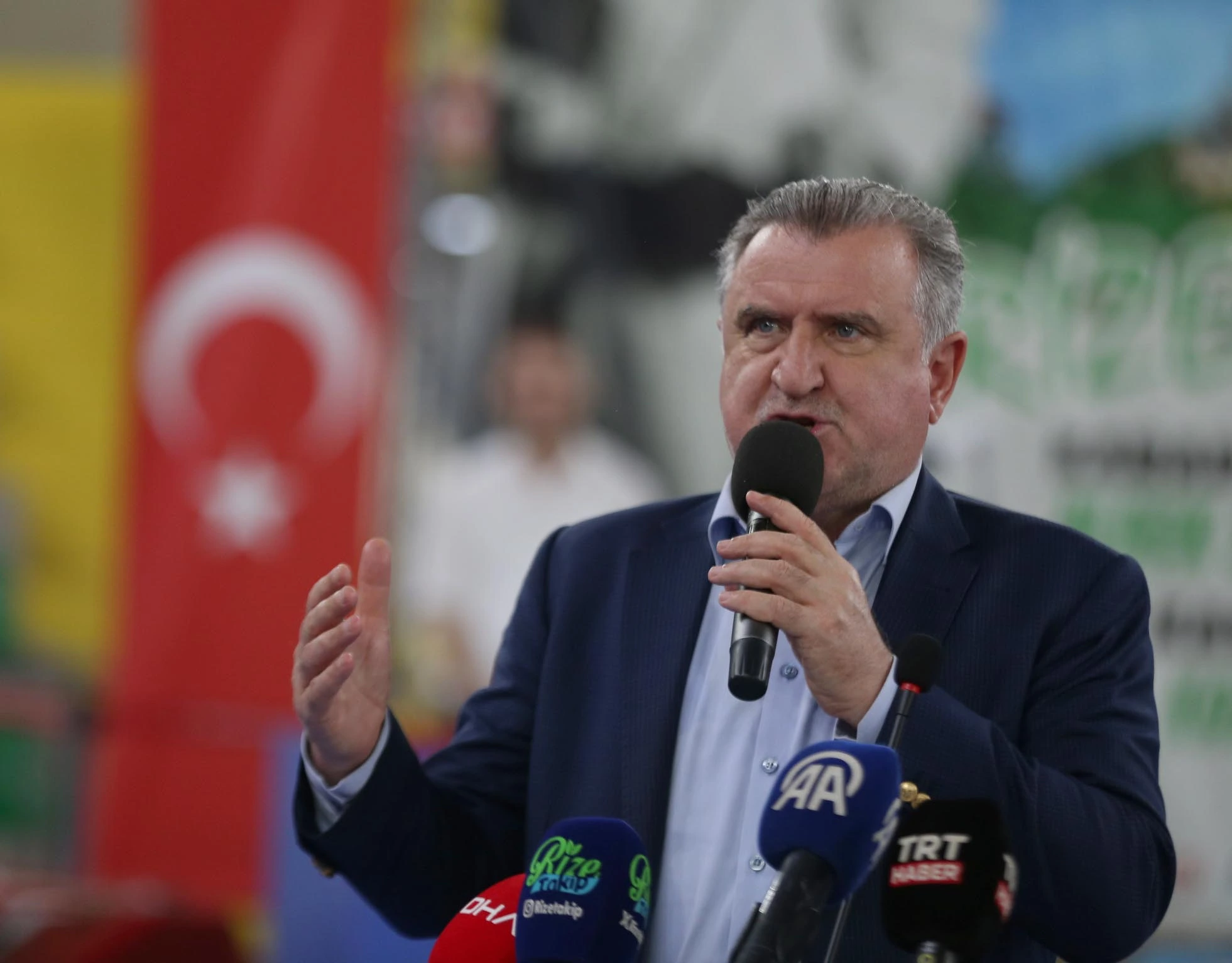 Gençlik ve Spor Bakanı Osman Aşkın Bak, ailelere seslenerek çocuklarını