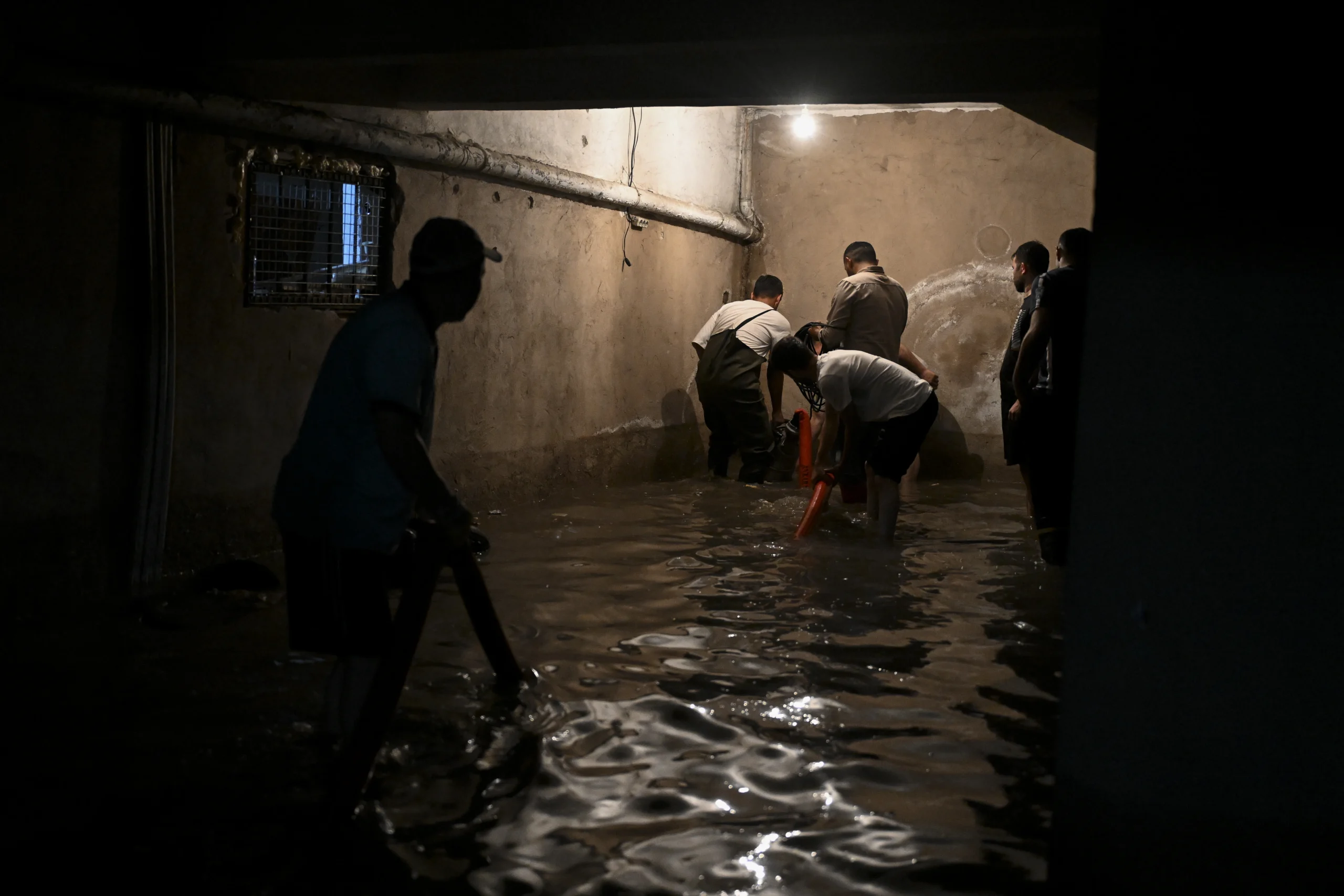 Ankara’da etkili olan sağanak nedeniyle birçok ilçede su baskınları yaşandı,