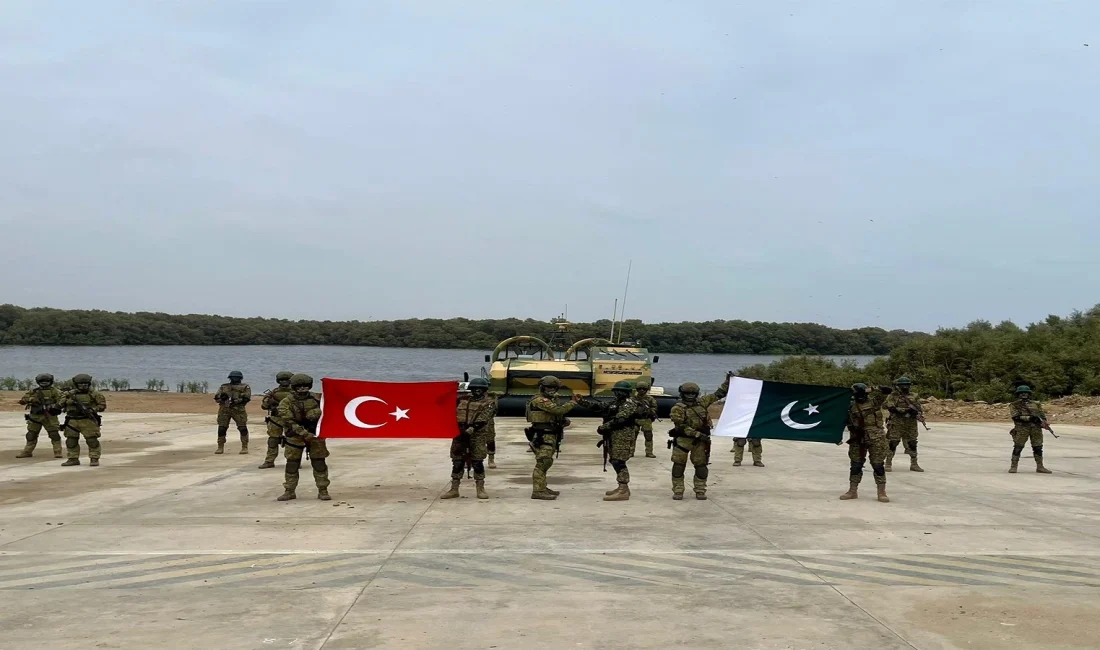 Türk ve Pakistan silahlı kuvvetleri, Karaçi'de düzenlenen amfibi tatbikatla müşterek