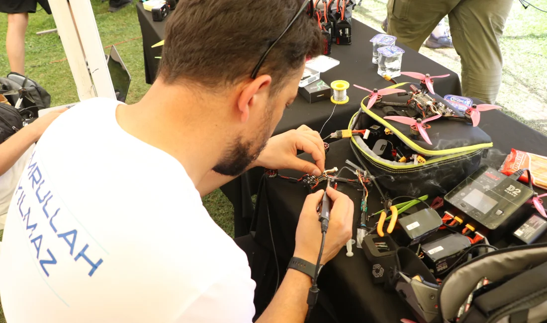 TEKNOFEST Drone Şampiyonası Yalova’da Nefes Kesti TEKNOFEST 2025’in Yalova etabında düzenlenen Drone Şampiyonası, genç yeteneklerin gökyüzündeki