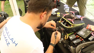 TEKNOFEST Drone Şampiyonası Yalova’da Nefes Kesti TEKNOFEST 2025’in Yalova etabında düzenlenen Drone Şampiyonası, genç yeteneklerin gökyüzündeki