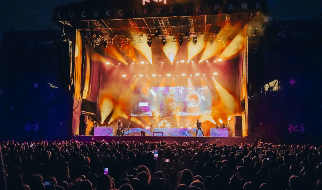 Efsanevi metal grupları Sepultura ve Epica, İstanbul'da düzenlenen Dark Sun