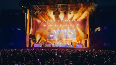 Efsanevi metal grupları Sepultura ve Epica, İstanbul'da düzenlenen Dark Sun