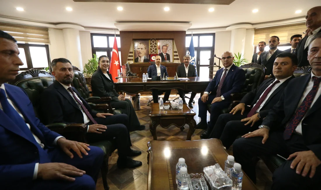 İçişleri Bakanı Ali Yerlikaya, Ağrı’daki temasları kapsamında esnafla bir araya