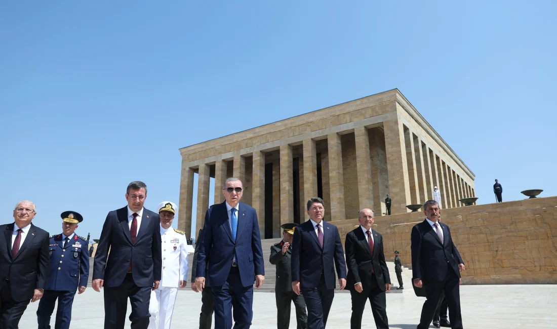 Cumhurbaşkanı Erdoğan, YAŞ toplantısı öncesi üyelerle birlikte Anıtkabir’i ziyaret ederek