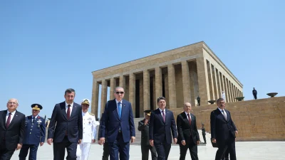 Cumhurbaşkanı Erdoğan, YAŞ toplantısı öncesi üyelerle birlikte Anıtkabir’i ziyaret ederek