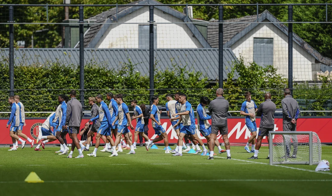 Feyenoord, Fenerbahçe Maçı Öncesi Son Antrenmanını Yaptı Feyenoord, UEFA Şampiyonlar Ligi’nde Fenerbahçe ile karşılaşacağı kritik mücadele