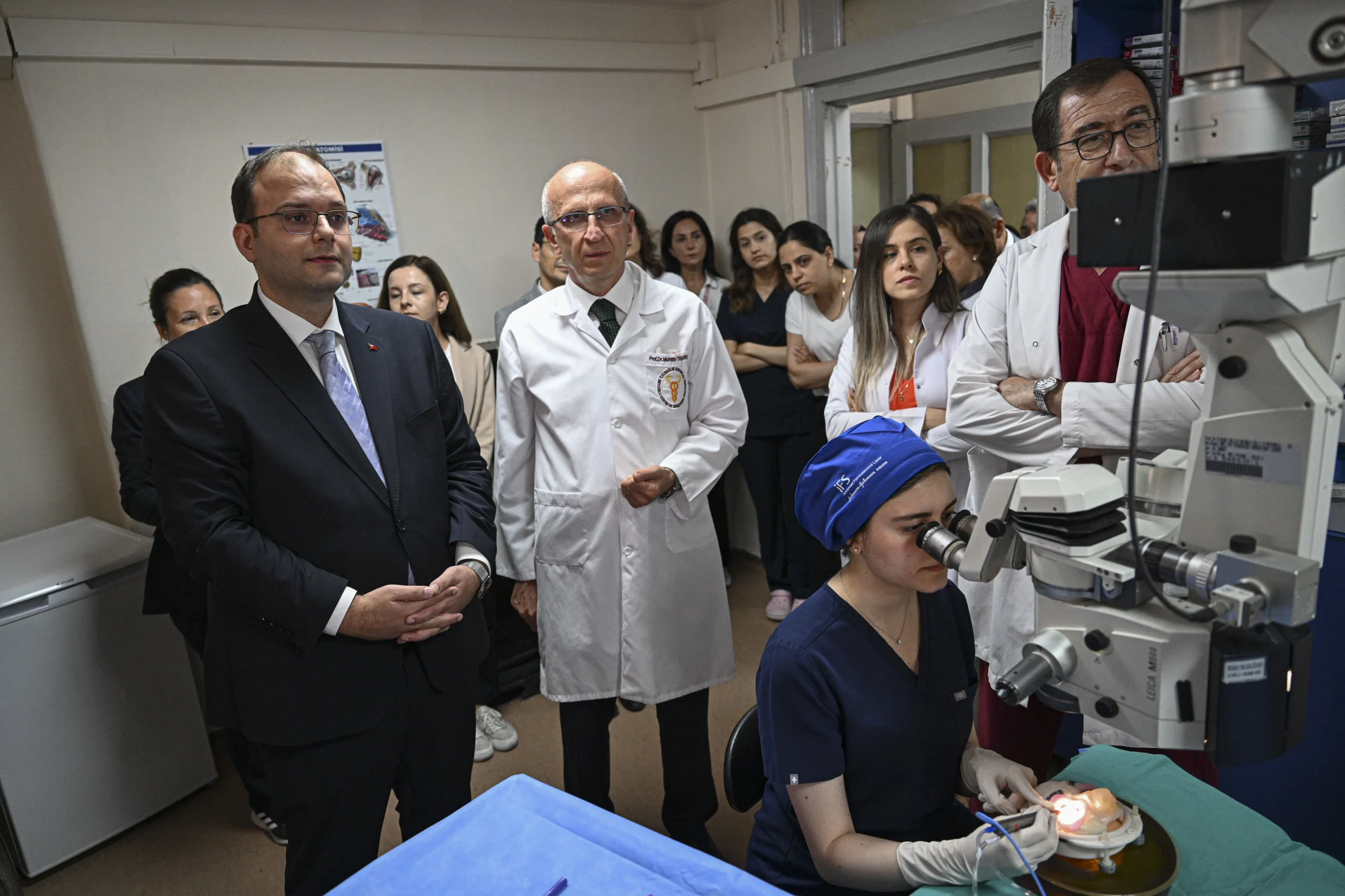 Beyoğlu Göz Hastanesi, göz hekimlerinin ameliyat öncesi eğitimine yönelik Türkiye’nin