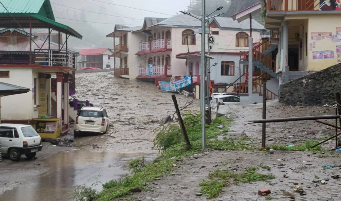 Hindistan'ın kuzeyindeki Uttarakhand eyaletinde şiddetli yağışların yol açtığı heyelanda 4
