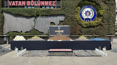  İstanbul’da gerçekleştirilen kapsamlı uyuşturucu operasyonlarında 20 zanlı tutuklanırken, yüklü