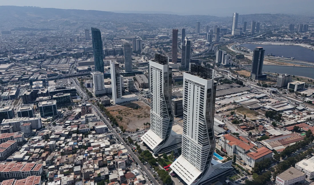 İzmir’de Su Kesintisine Karşı Kovalar ve Depolarla Önlem İzmir’de su kaynaklarının azalması nedeniyle başlatılan dönüşümlü su kesintisi öncesi