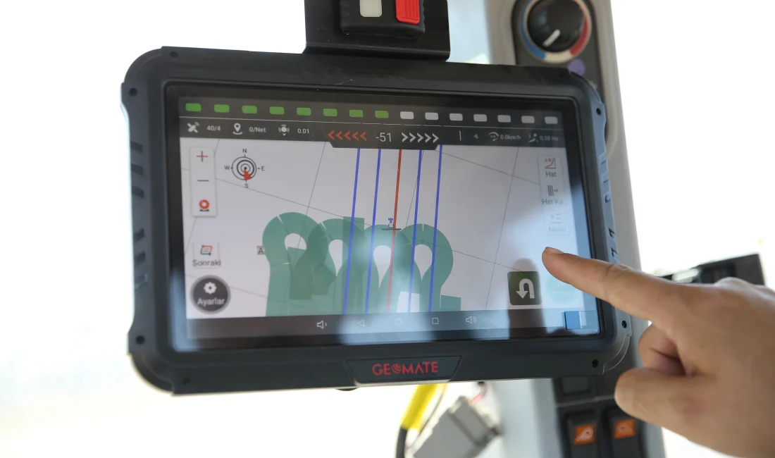 “Toprakta Dijital Ayak İzi Projesi” kapsamında çiftçilere, traktörlerinde direksiyona geçmeden