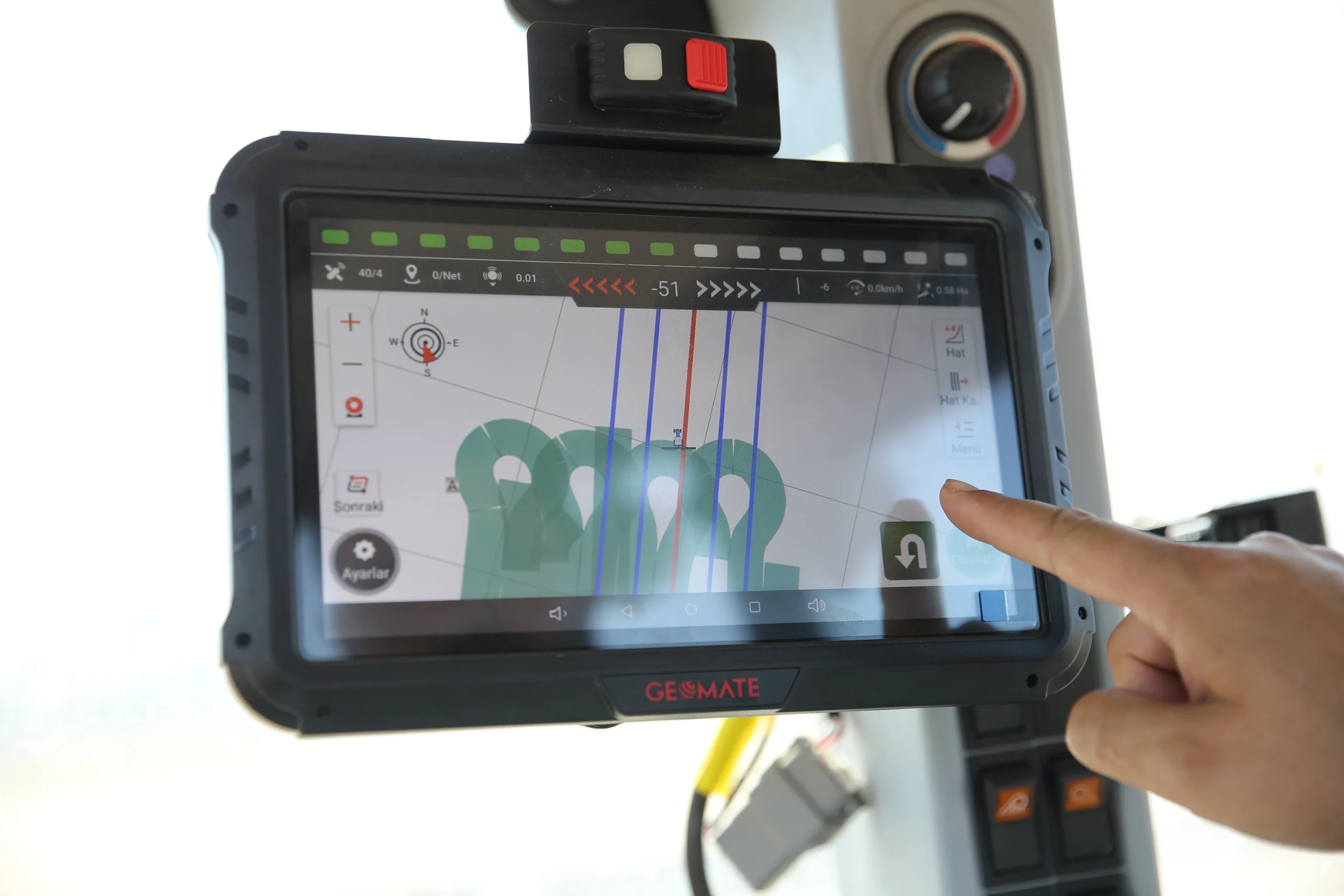 “Toprakta Dijital Ayak İzi Projesi” kapsamında çiftçilere, traktörlerinde direksiyona geçmeden