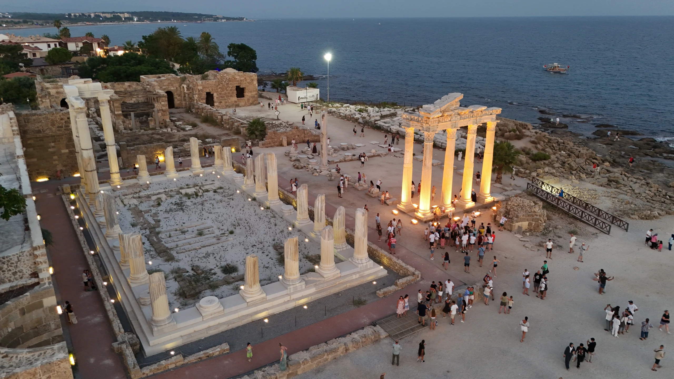 Side Antik Kenti, tarihi kalıntılarıyla geçmişi yaşatırken gece müzeciliği ve