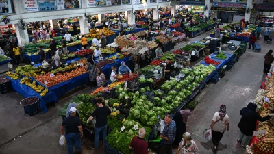 Pazarlarda POS cihazı kullanımı artıyor, kredi kartıyla alışveriş imkânı genişliyor.