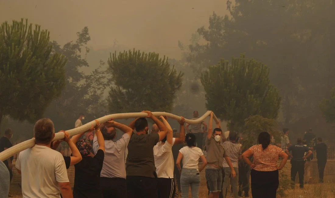 Çanakkale’de tarım arazisinde çıkan yangın ormana sıçradı. Ekiplerin yoğun mücadelesi