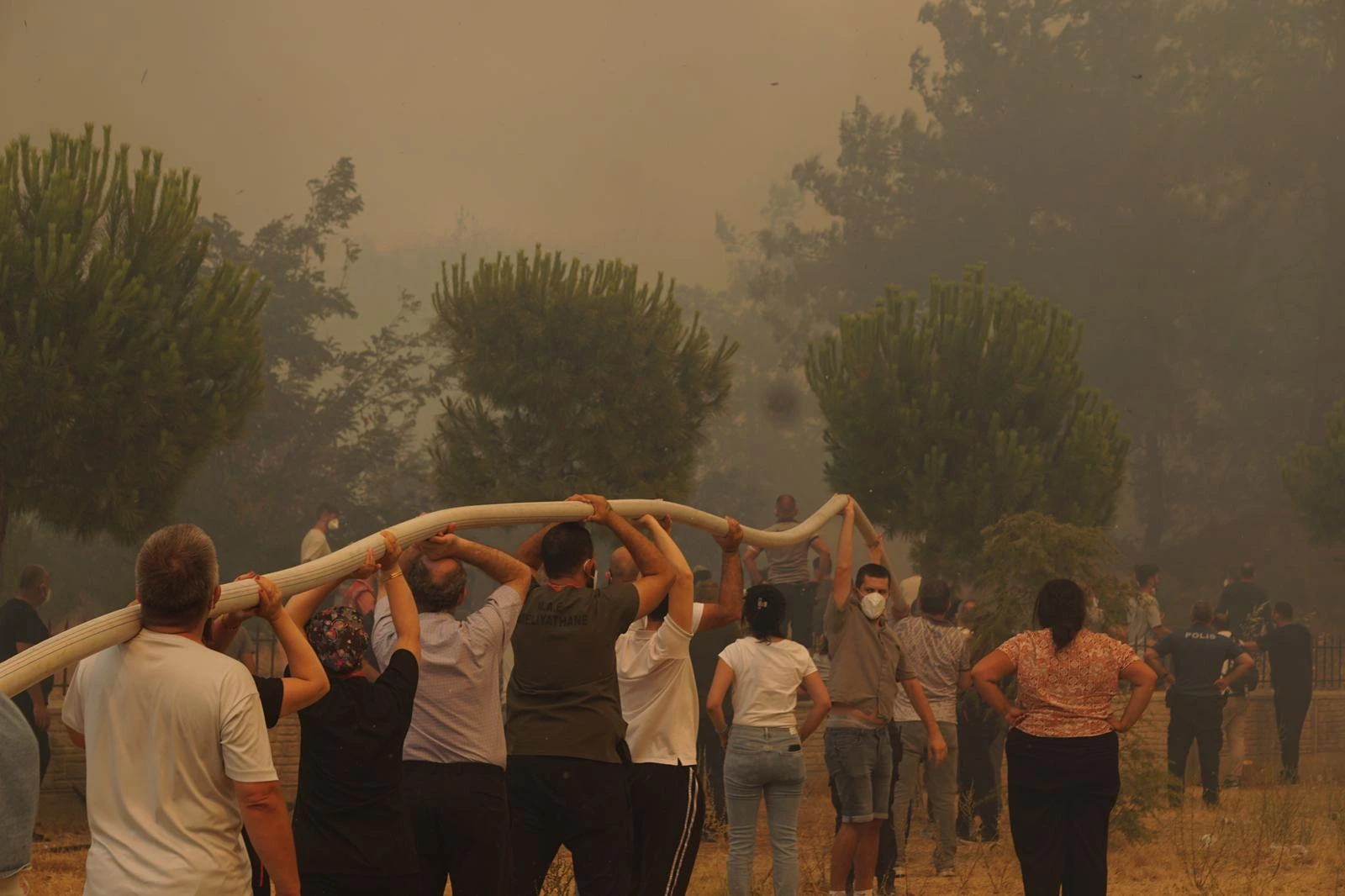 Çanakkale’de tarım arazisinde çıkan yangın ormana sıçradı. Ekiplerin yoğun mücadelesi