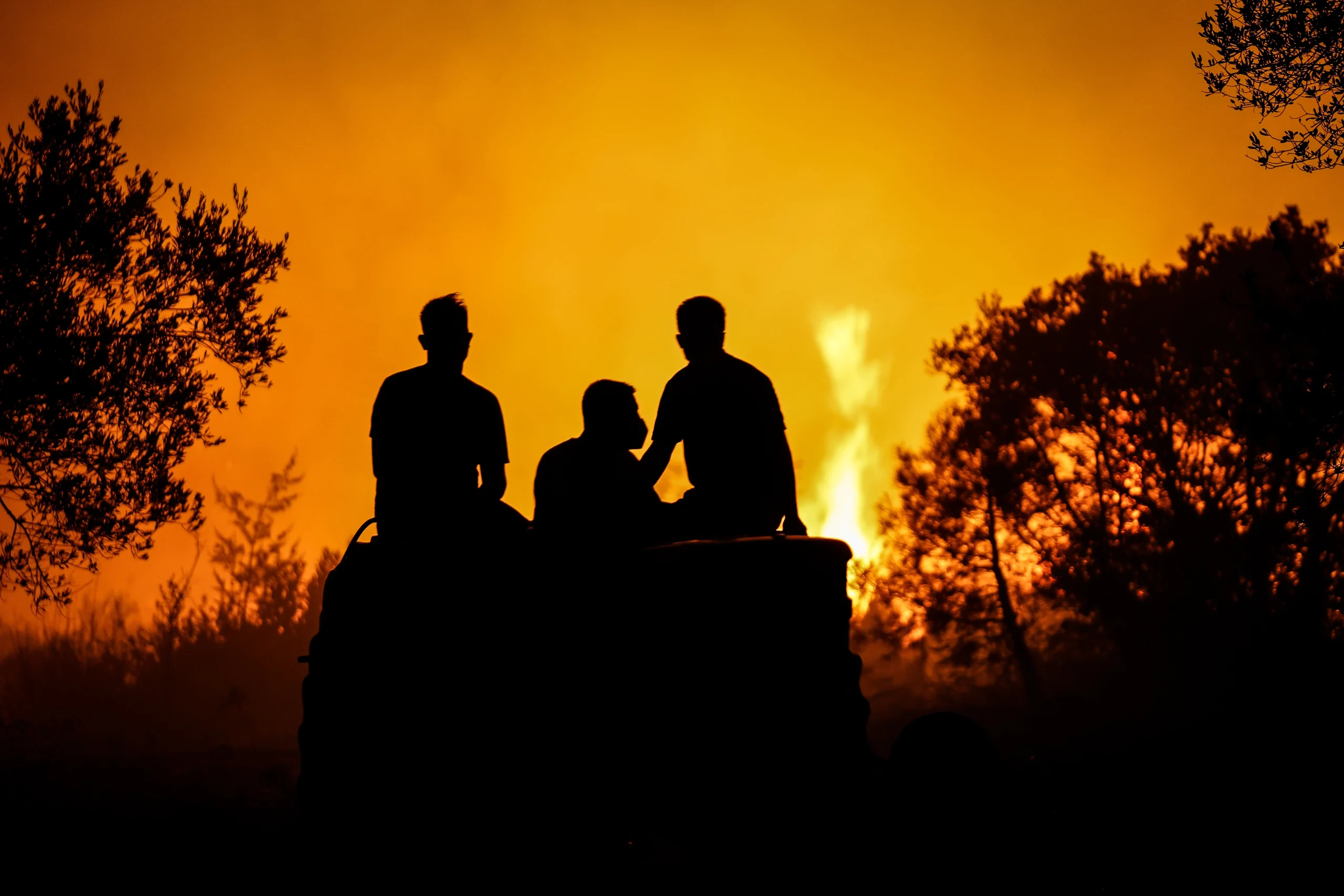 Çanakkale’nin Bayramiç ilçesindeki orman yangınında söndürme çalışmaları ikinci günde devam