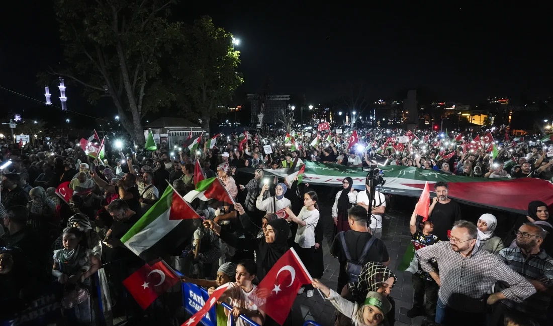 Beyazıt Meydanı’ndan Ayasofya’ya uzanan “Gazze’ye Umut Işığı Ol” yürüyüşü, dualar
