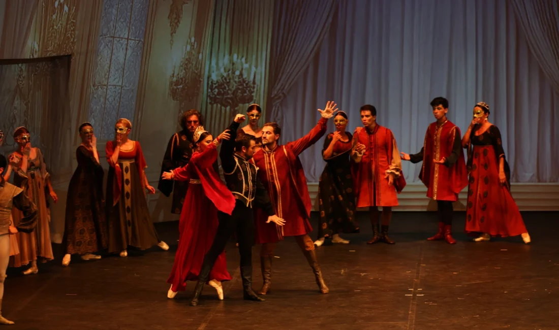 Bodrum Kalesi’nde sahnelenen “Romeo ve Juliet”, aşk ve trajediyi balenin