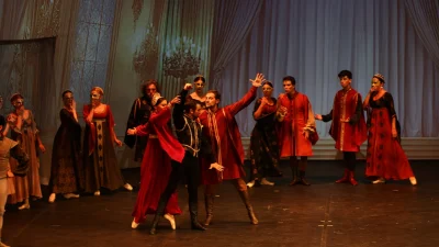 Bodrum Kalesi’nde sahnelenen “Romeo ve Juliet”, aşk ve trajediyi balenin