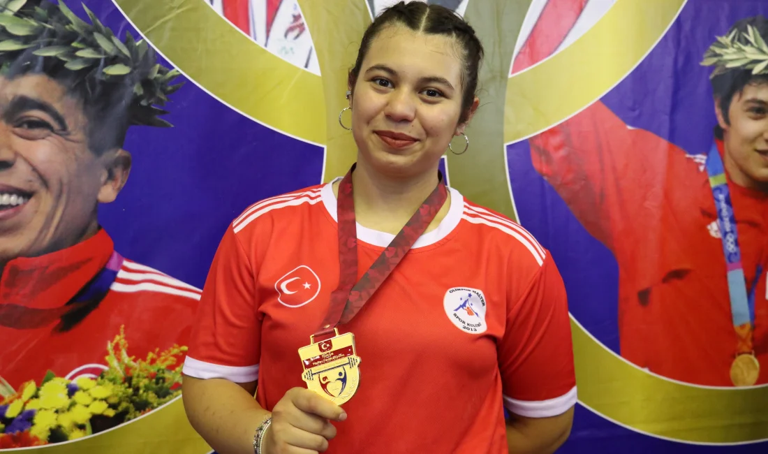 Yıldızlar Kulüpler Türkiye Halter Şampiyonası’nda rekor kıran Zeynep Nur Pehlivan,