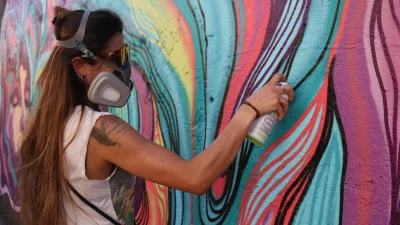 Priştine’de 9’uncusu düzenlenen grafiti festivali, farklı ülkelerden sanatçıların renkli ve