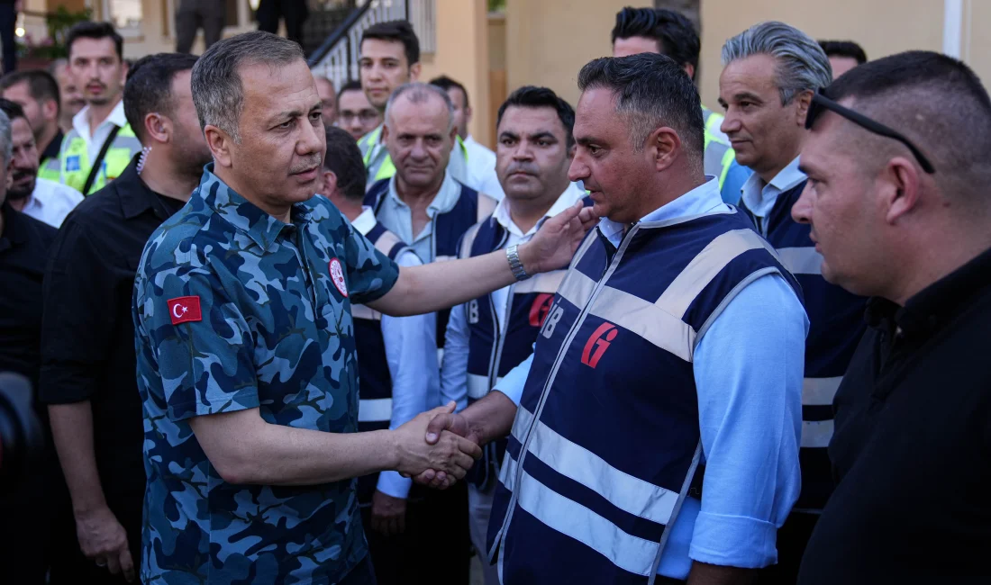 Bakan Yerlikaya, Balıkesir Sındırgı’daki deprem sonrası bölgeyi ziyaret etti: “Deprem