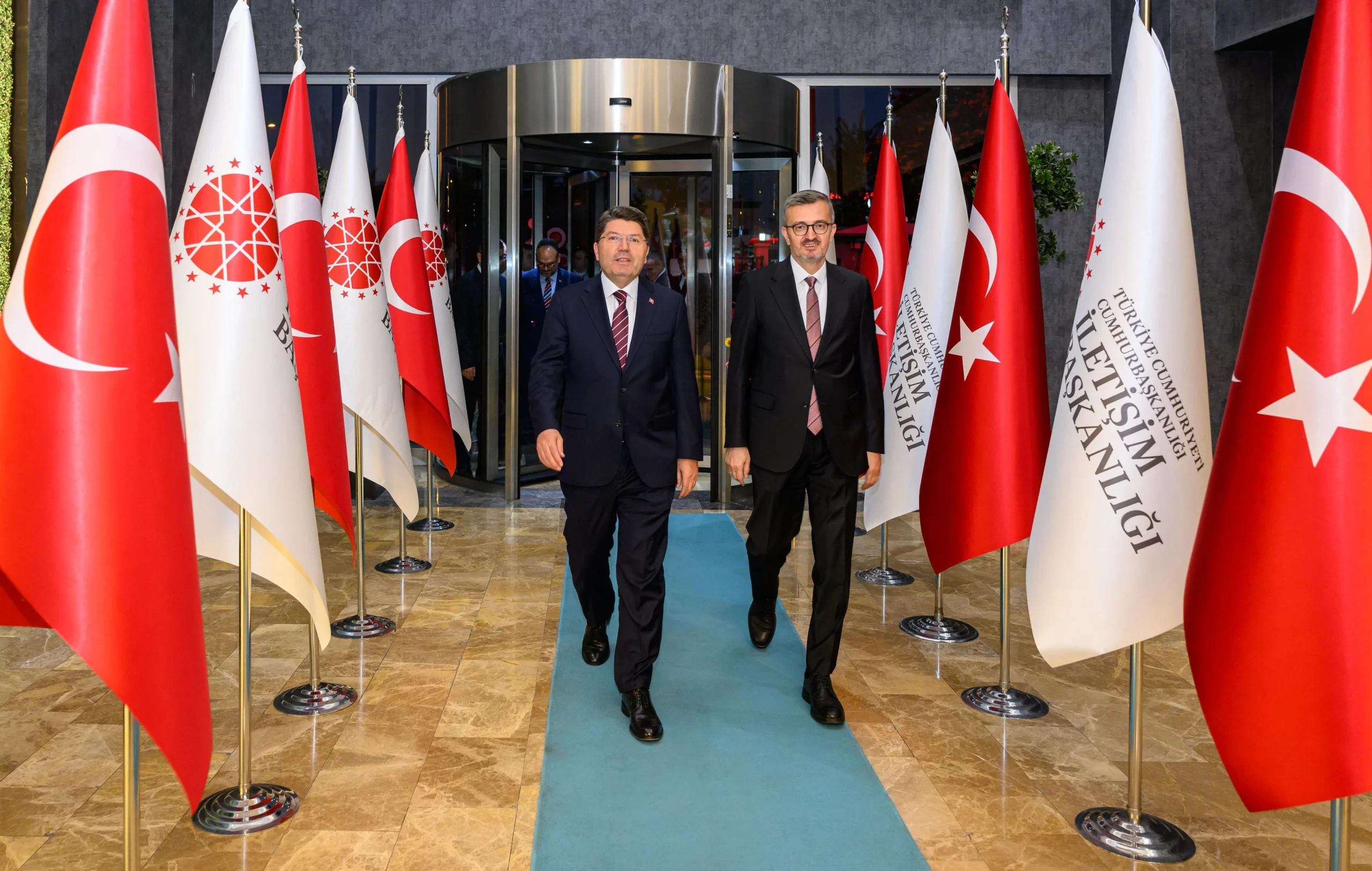 Adalet Bakanı Tunç, İletişim Başkanı Duran ile doğru bilgilendirme ve