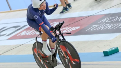 İngiliz Bisikletçi Konya’da Dünya Rekoru Kırdı Konya Olimpik Veledromu’nda düzenlenen pist bisikleti denemesinde İngiliz sporcu Bjergfelt,