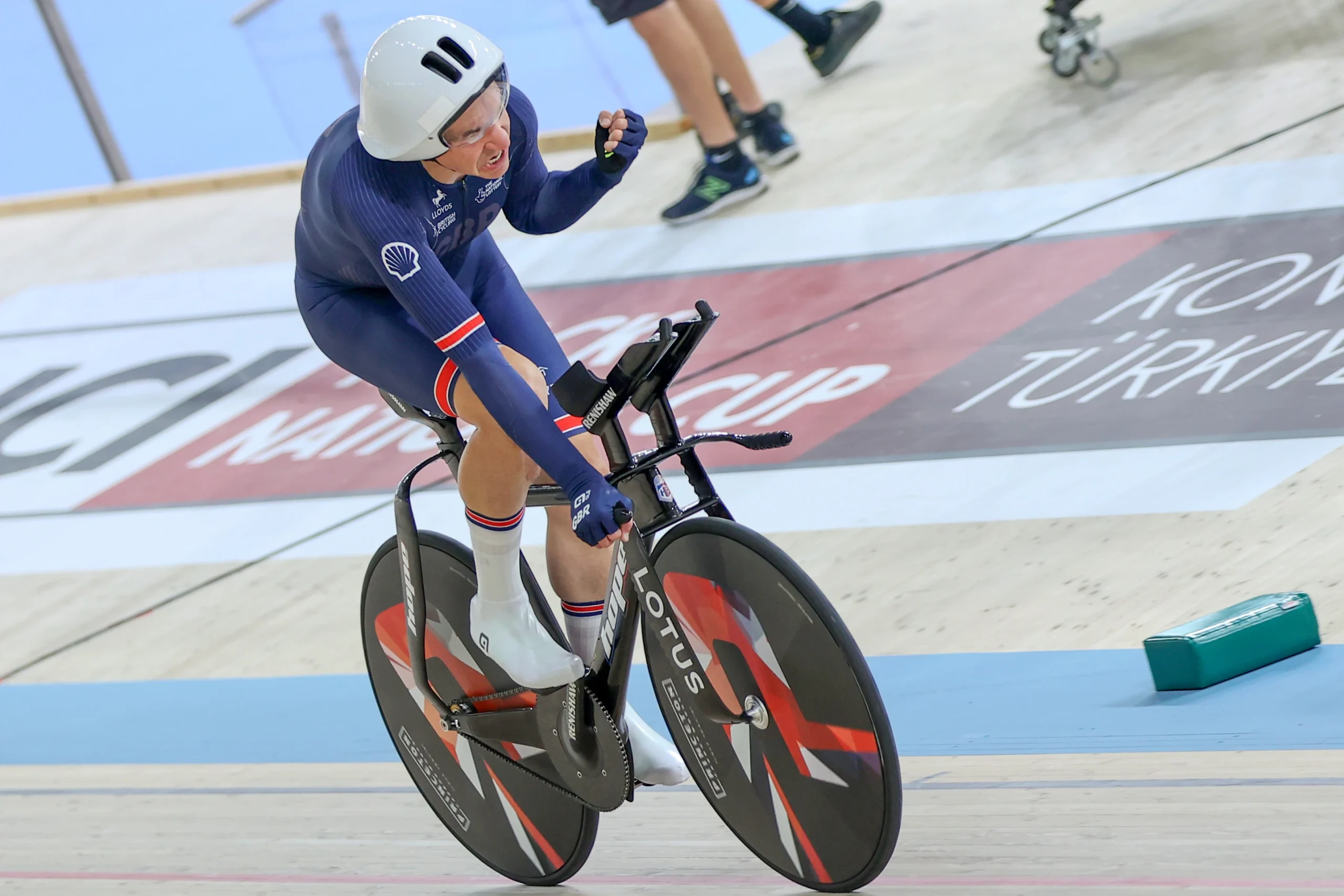 Konya Olimpik Veledromu’nda düzenlenen pist bisikleti denemesinde İngiliz sporcu Bjergfelt,