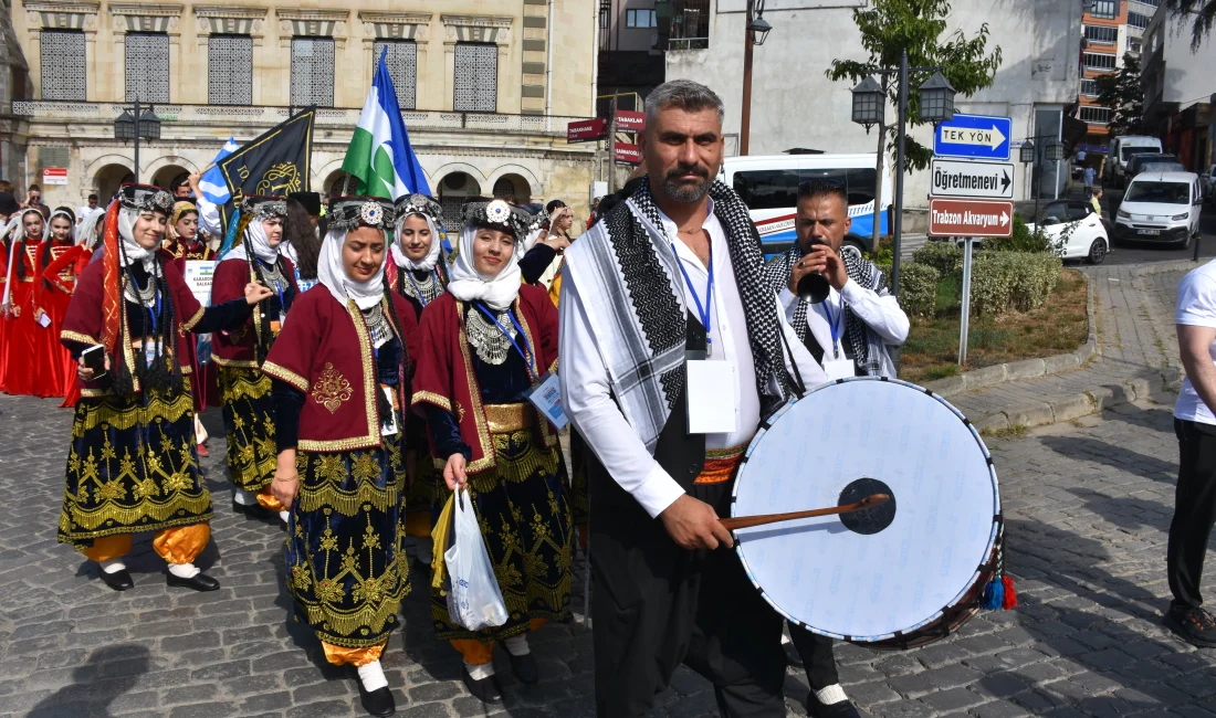 Trabzon’da “Dünya barışı için horon ile el ele” sloganıyla düzenlenen