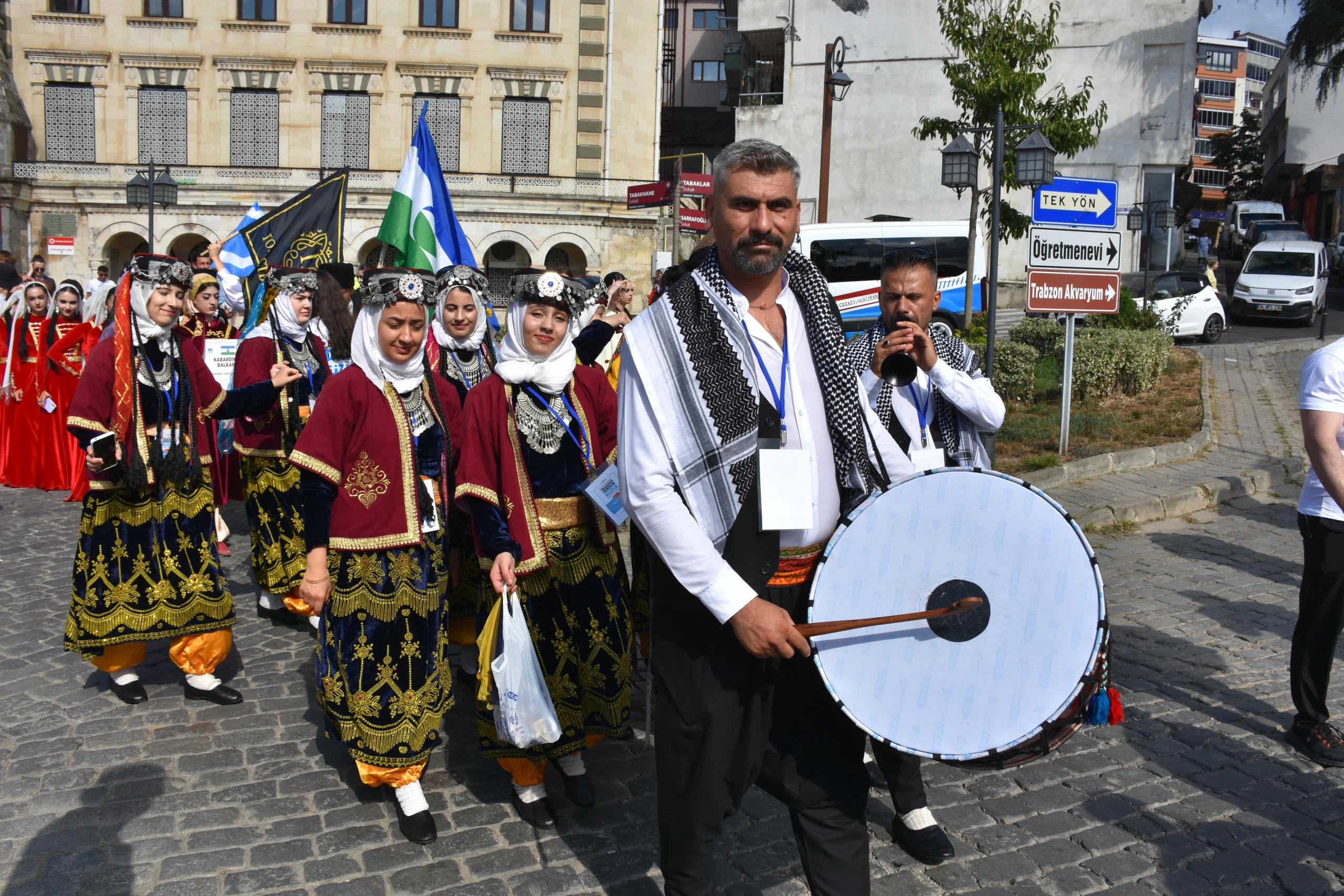 Trabzon’da “Dünya barışı için horon ile el ele” sloganıyla düzenlenen