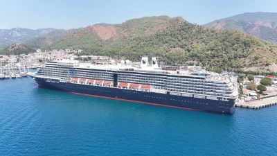 Muğla’nın Marmaris ilçesine demirleyen Hollanda bayraklı kruvaziyer “Oosterdam”, binlerce turisti