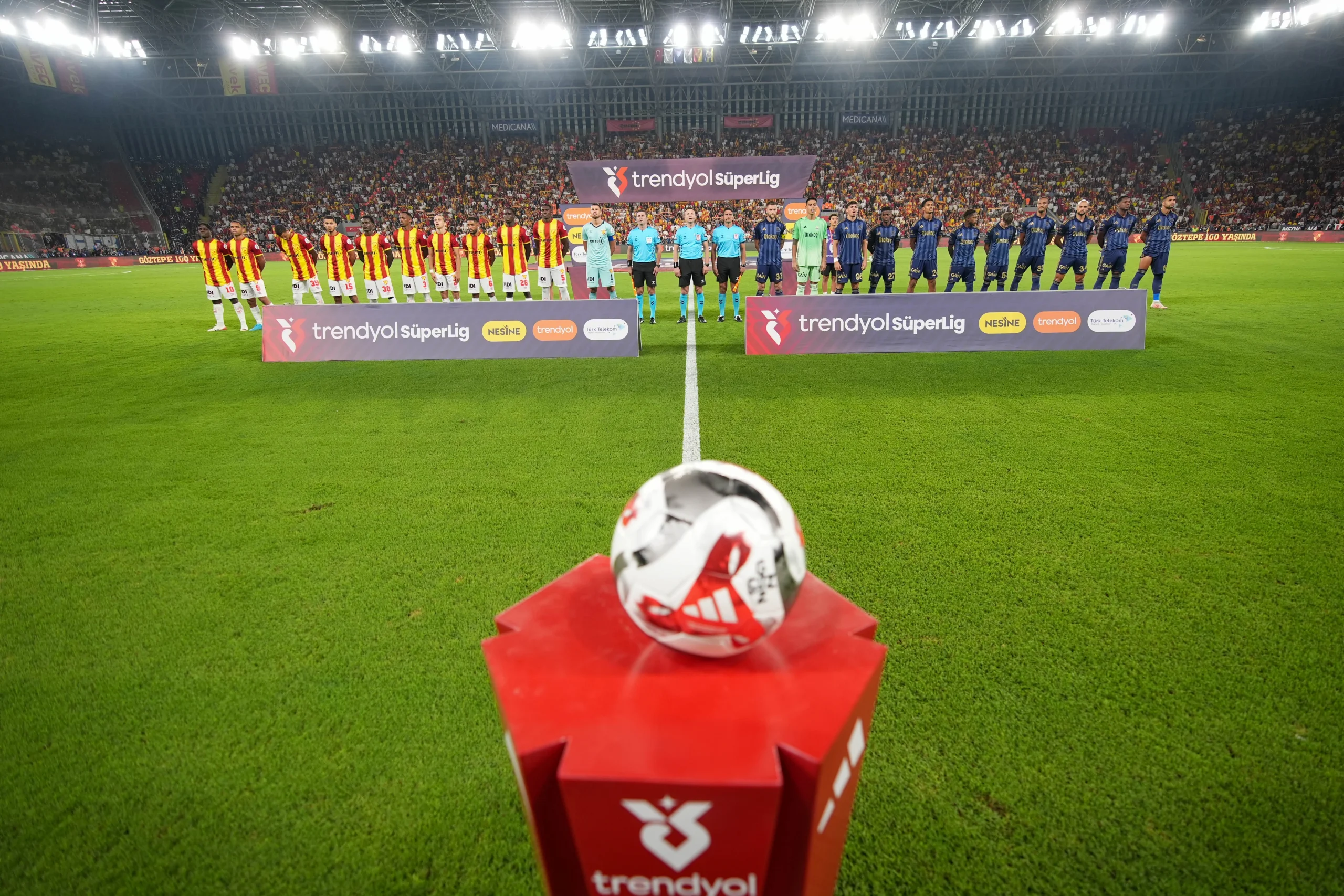 Trendyol Süper Lig’in 2. haftasında Göztepe ile Fenerbahçe, İzmir’de oynanan