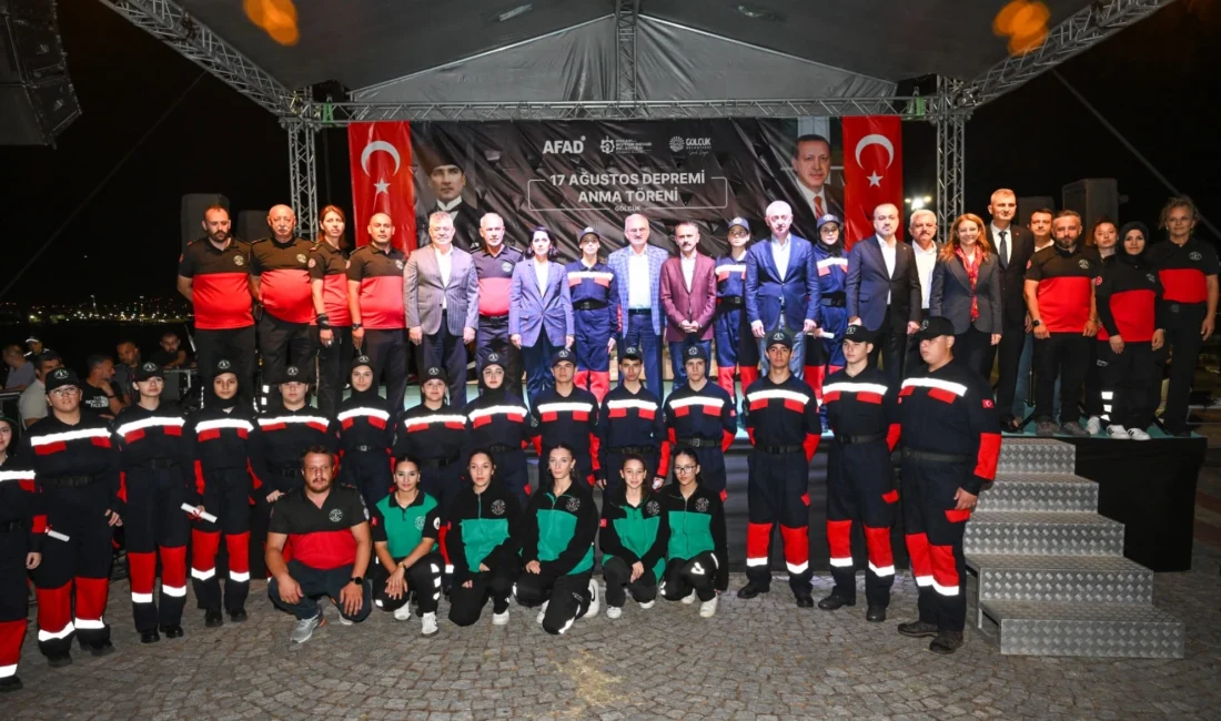 Kocaeli’nin Gölcük ilçesinde 17 Ağustos Marmara Depremi’nin yıl dönümünde anma