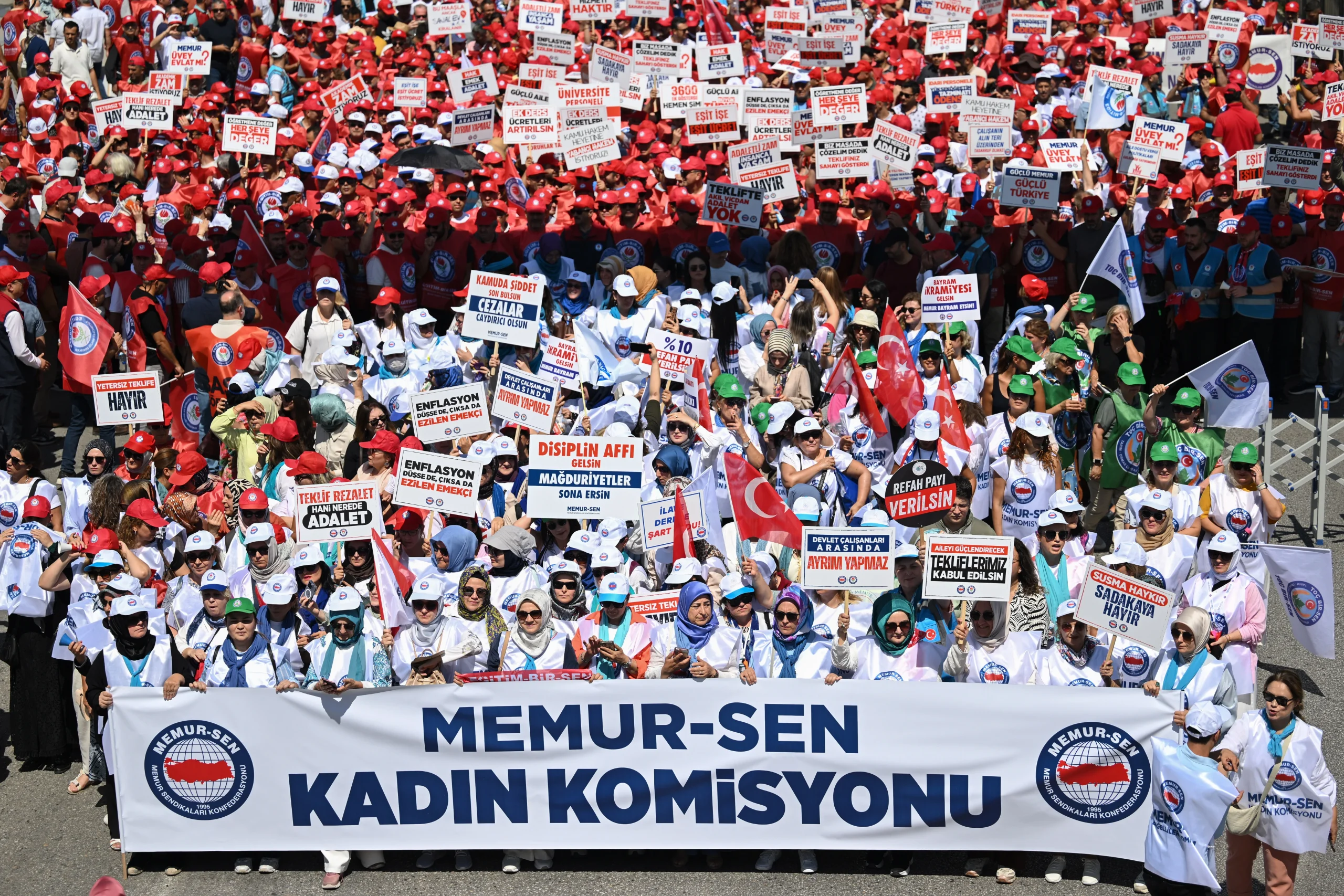 Memur-Sen ve bağlı sendikalar Anadolu Meydanı’nda, Birleşik Kamu-İş ise Anıtpark’ta