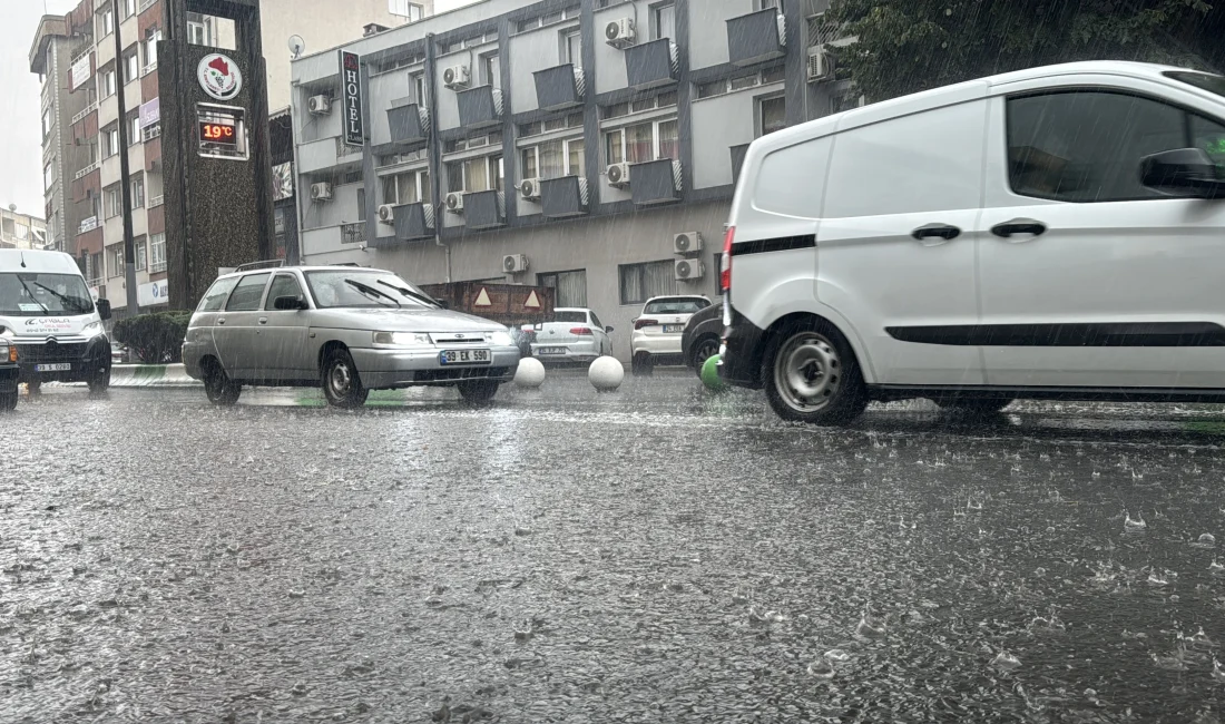 Kırklareli’nde etkili olan sağanak yağış, kentte yaşamı olumsuz etkilerken trafikte