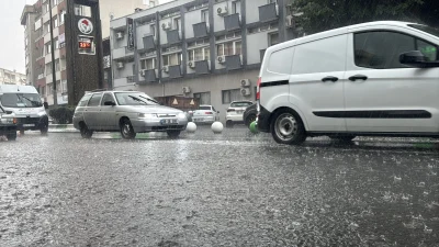 Kırklareli’nde etkili olan sağanak yağış, kentte yaşamı olumsuz etkilerken trafikte