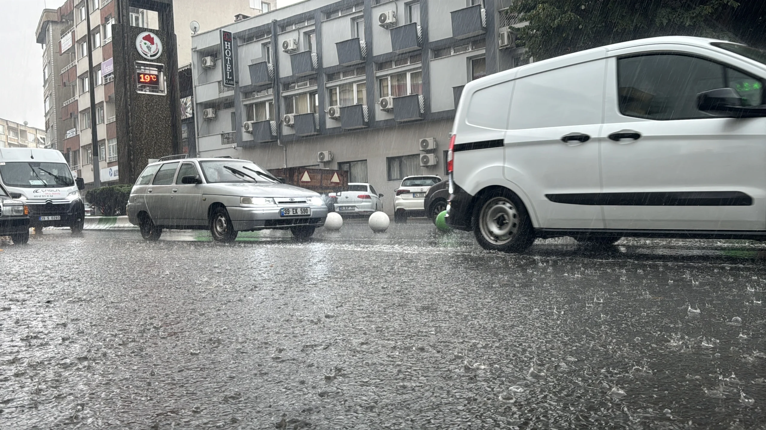 Kırklareli’nde etkili olan sağanak yağış, kentte yaşamı olumsuz etkilerken trafikte