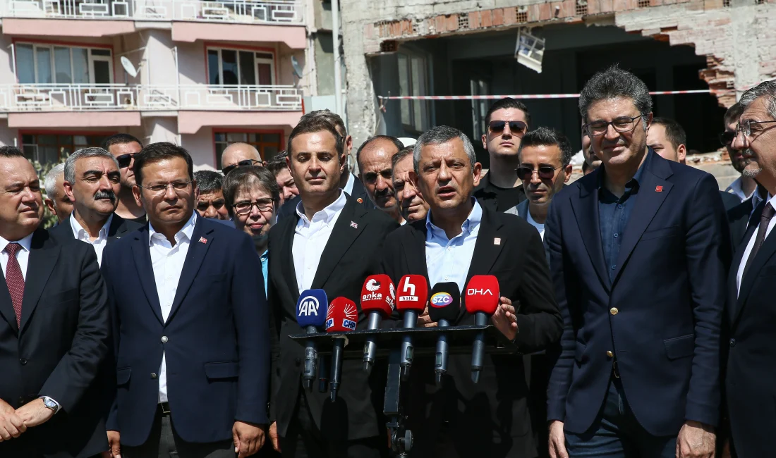 Özgür Özel: “Sındırgı’nın Afet Bölgesi İlan Edilmesi Gerekiyor” CHP Genel Başkanı Özgür Özel, 6,1 büyüklüğündeki depremin vurduğu Balıkesir