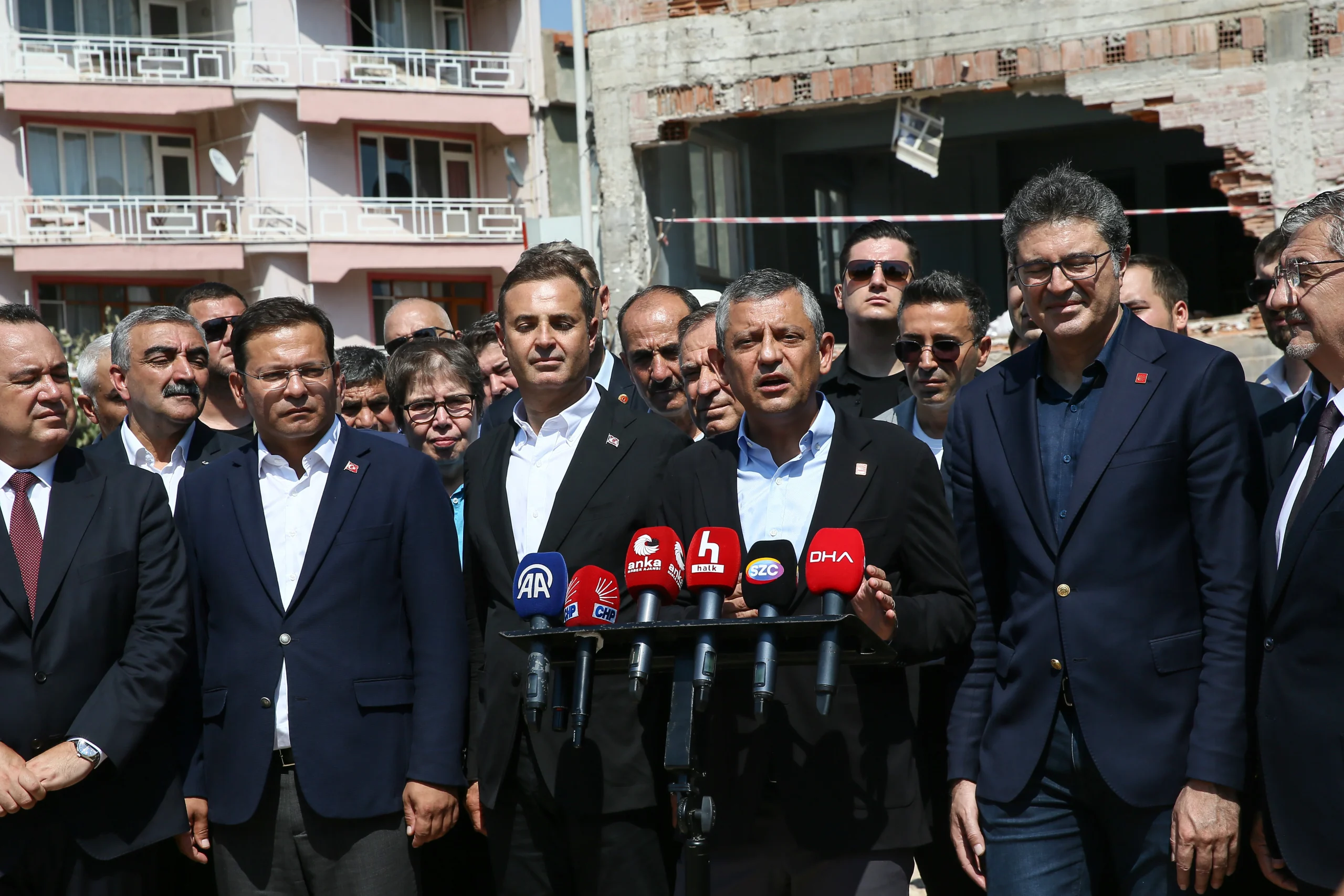 CHP Genel Başkanı Özgür Özel, 6,1 büyüklüğündeki depremin vurduğu Balıkesir